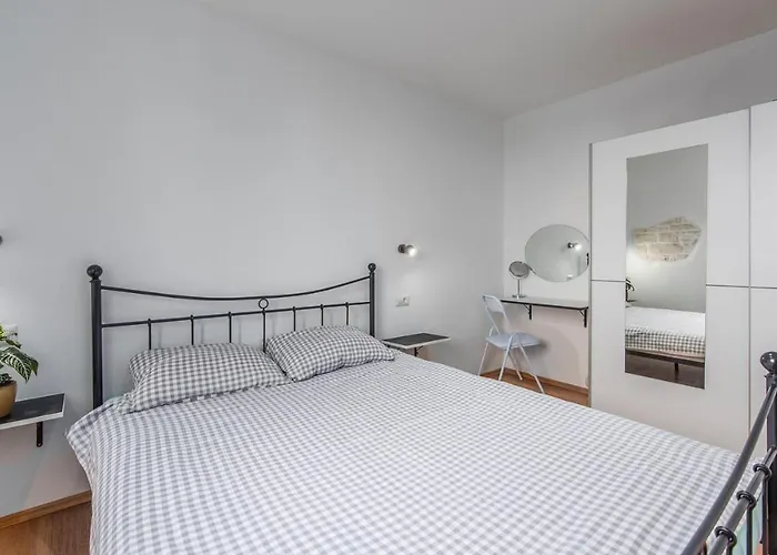 Complex Iris Guest house